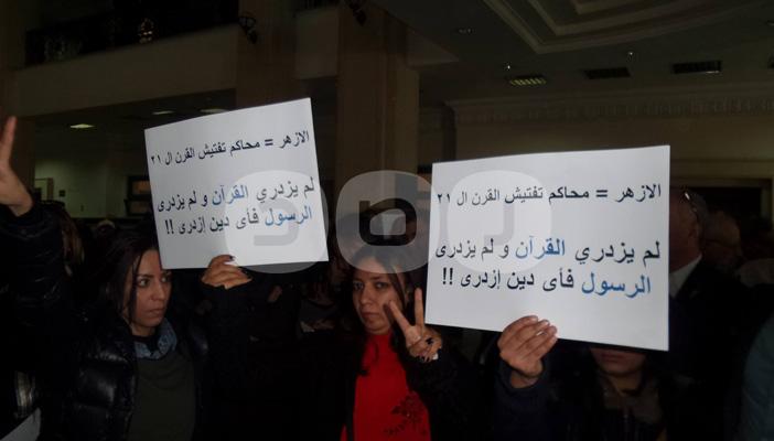 بالصور.. وقفة للحزب العلماني المصري تضامنا مع إسلام البحيري