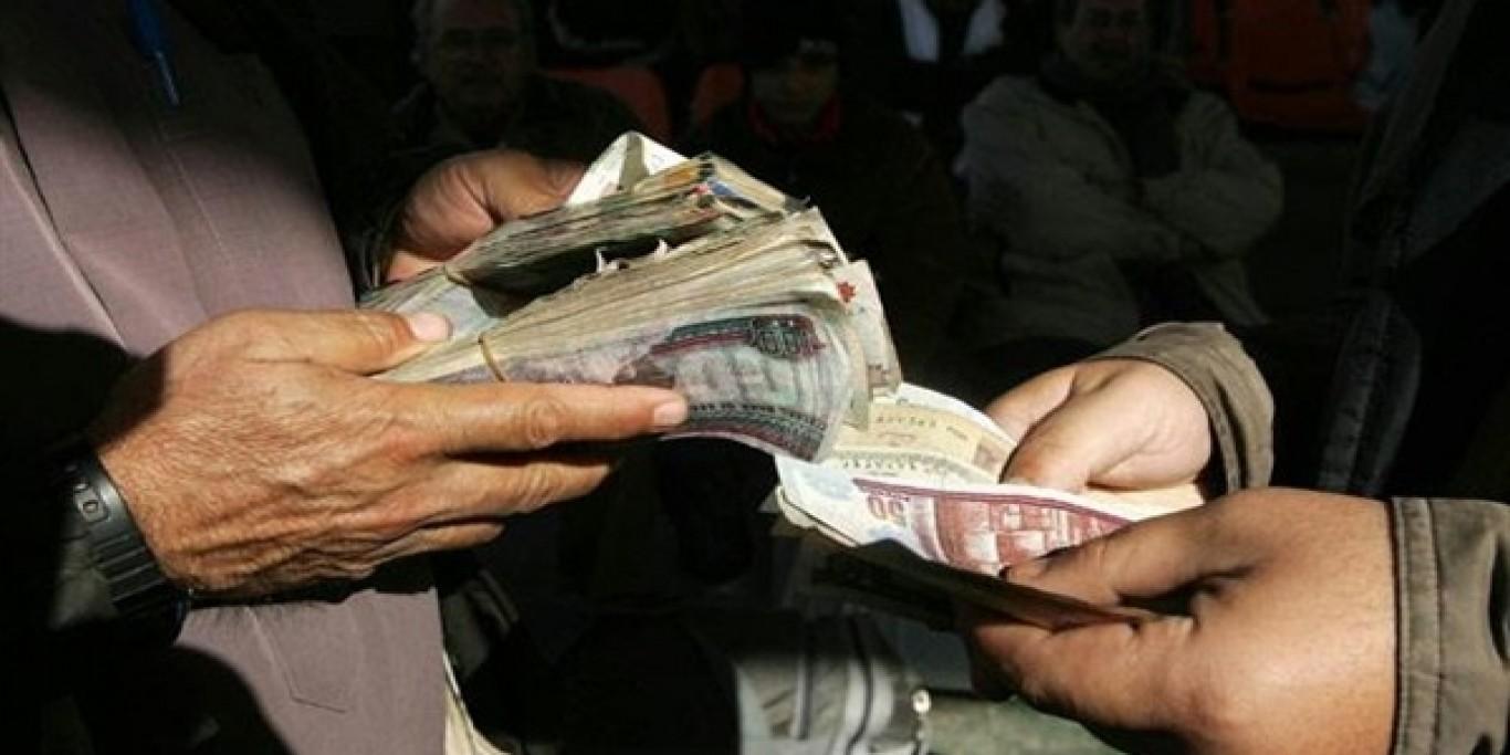 القبض على موظف بالجمارك بتهمة تلقي 100ألف جنيه رشوة