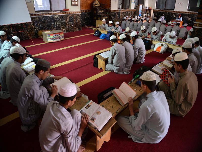 اعتقال شيخ باكستاني جعل مراهقًا يقطع يده بنفسه