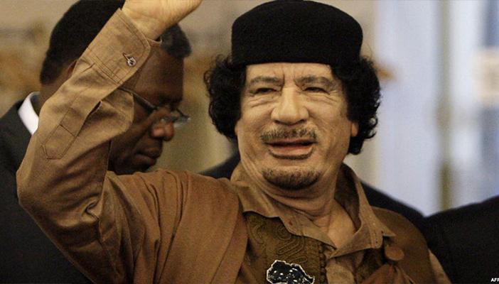 بالفيديو.. “ديلي ميل” تنشر مقطعًا نادرًا لـ”القذافي” وهو يتوسل لقاتليه