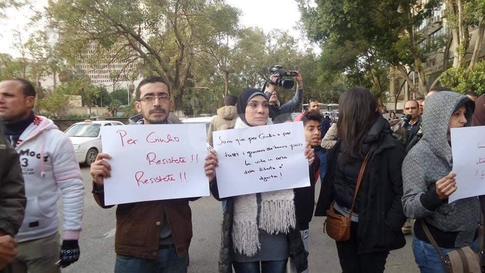 بالصور.. وقفة أمام السفارة الإيطالية رفضًا لقتل الطالب “ريجيني”