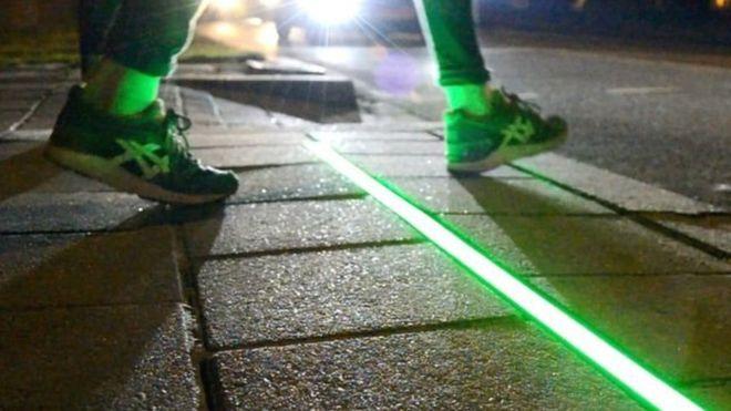 أرصفة مضيئة لمنع الحوادث لـ “مدمني الهواتف الذكية”