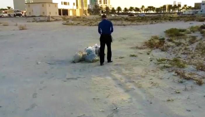 بالفيديو.. مليونير كوري يجمع القمامة في البحرين منذ 11 عامًا