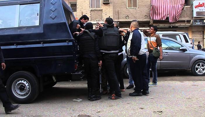 اعتقال سيدة وطفلها بالإسكندرية لإجبار زوجها على تسليم نفسه