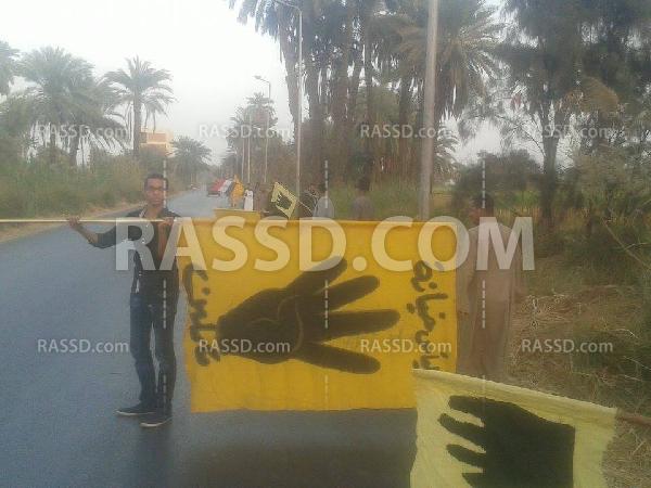 سلسلة بشرية مناهضة للانقلاب بأسوان