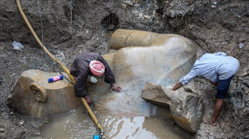 انتشال تمثالين أثريين عمرهما 3300 عام في عين شمس بالـ”ونش”