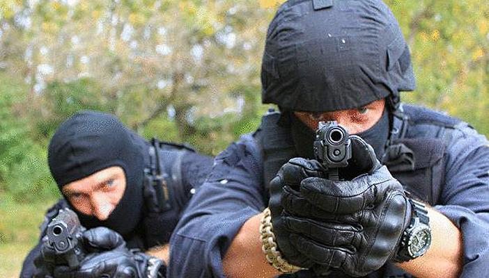 مذيع يتعرض للسرقة بالاكراه على الهواء مباشرة