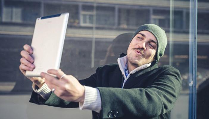 صورة “سيلفي” توقع لصا في قبضة الشرطة بالسويد