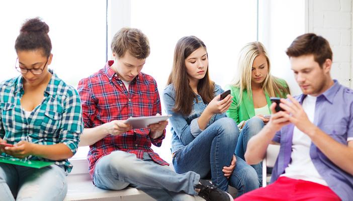 دراسة أميركية: جيل الإنترنت يبالغ في تقدير ذاته