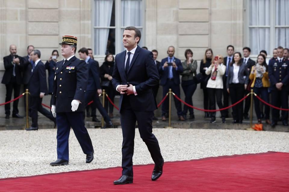 هولاند يسلم السلطة إلى ماكرون في “الإليزية”