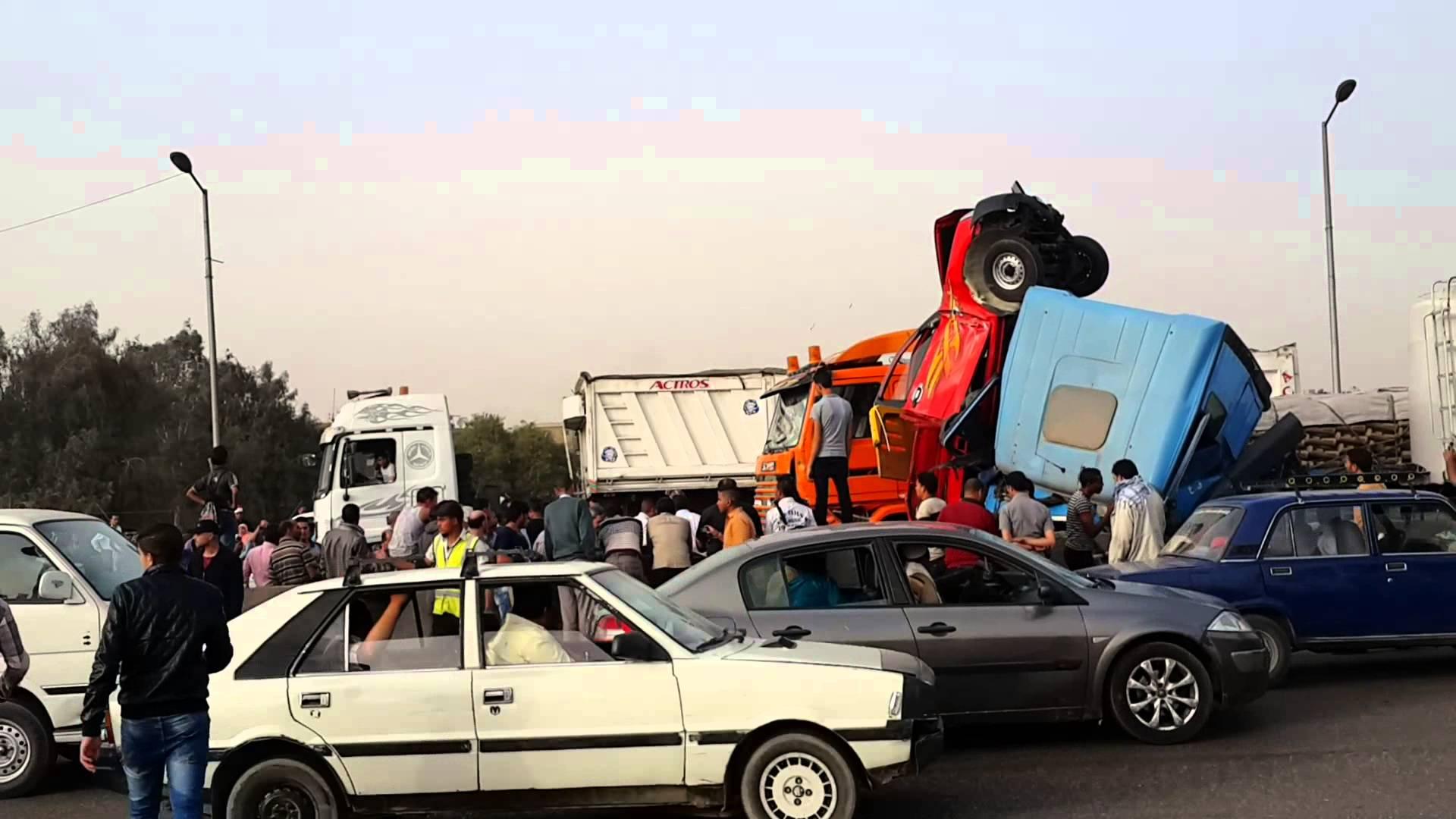 زحام مروري بالدائري وطريق الكريمات جراء انقلاب سيارتين