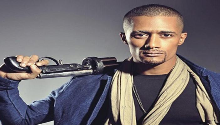 محمد رمضان يعتدي على طالب استنكرعليه الألفاظ الخادشة