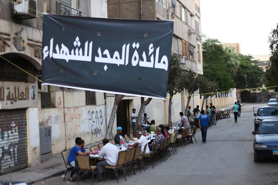 بالصور.. مائدة “المجد للشهداء” بجوار ميدان التحرير