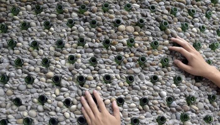 بالصور.. صيني يستخدم 8500 زجاجة فارغة لبناء مكتبه