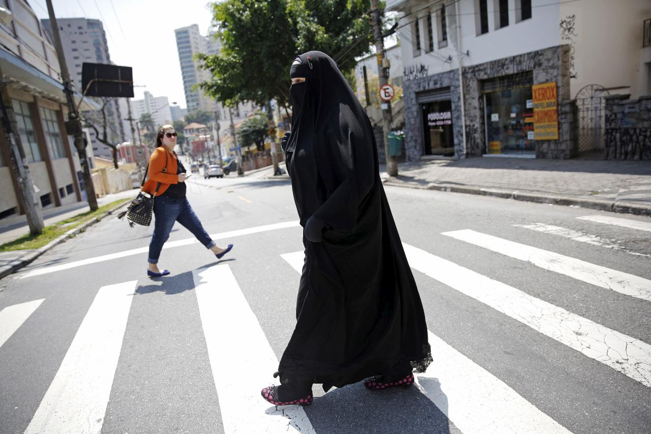 “نورا” تتحدى حظر النقاب في سويسرا والسفارة السعودية تُحذر