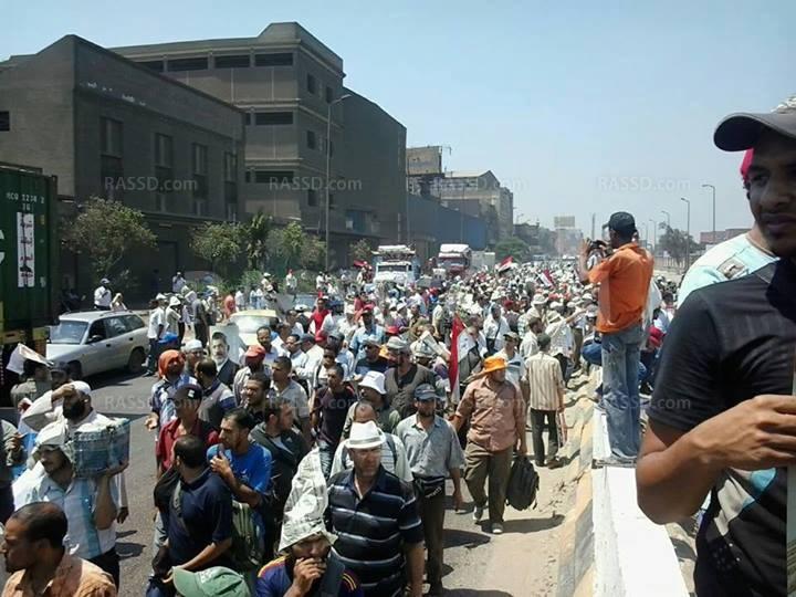 صور.. مسيرة شبرا في طريقها لـ «الدائري» رفضاً للانقلاب