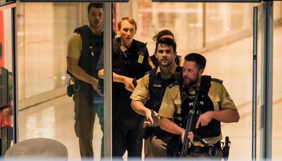 24 صورة .. ترصد تعامل الشرطة الالمانية مع حادث مونيخ