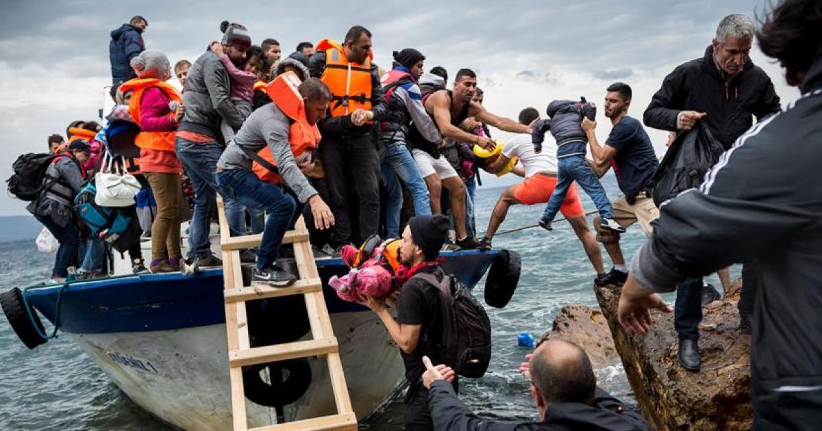 بالصور.. الهروب من جحيم الحروب إلى الموت غرقًا عبر سماسرة الهجرة
