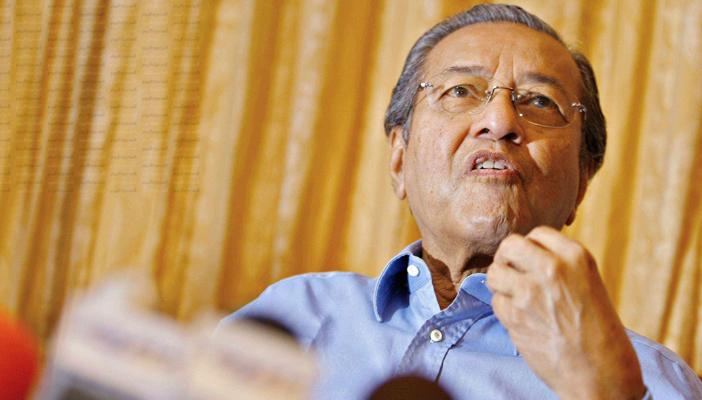 “مهاتير محمد” يقود الماليزيين للمطالبة باستقالة رئيس الوزراء