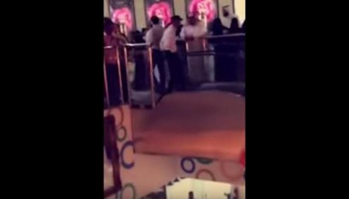 بالفيديو.. هروب سعوديات من مجمع تجاري بعد معاكسة أدت لمشاجرة جماعية