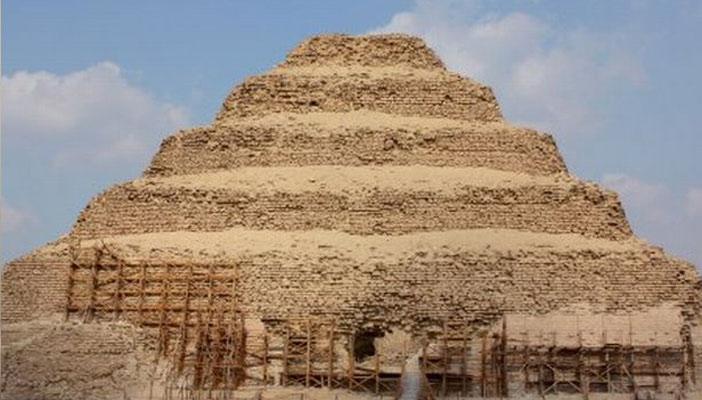إحالة مسؤول بالآثار للمحاكمة جراء تصريحاته حول انهيار هرم زوسر