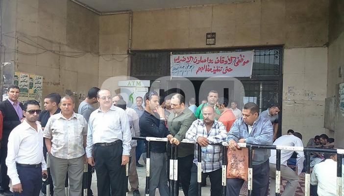 بالصور..عمال الأوقاف يواصلون إضرابهم لليوم الثالث تنديدًا بخفض رواتبهم