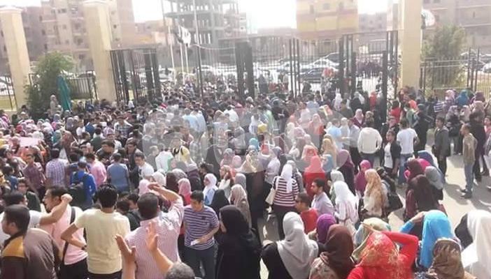 بالصور.. طلاب “النهضة” يتظاهرون احتجاجًا على استغلال إدارة الجامعة
