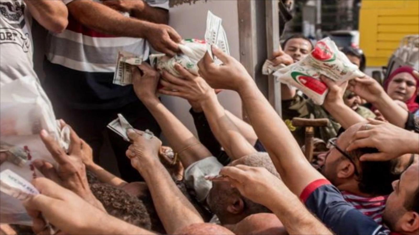 زحام على المجمعات الاستهلاكية.. كيلو السكر وصل 19 جنيهًا