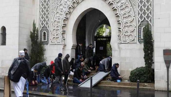 متظاهرون فرنسيون يعتدون على مصلى للمسلمين ويحرقون المصاحف