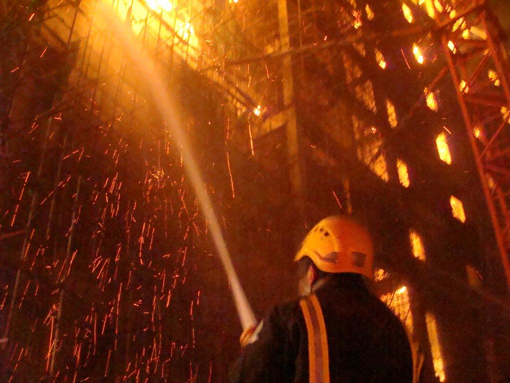 دبي تستقبل 2016 بحريق ضخم في أحد الفنادق قرب برج خليفة