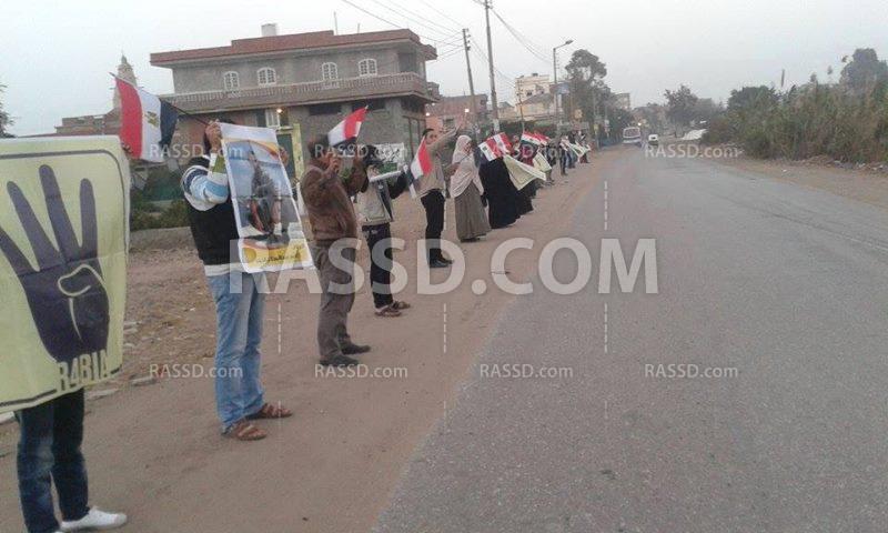 سلسلة بشرية تتحول لمسيرة لرافضي الانقلاب بالمنصورة