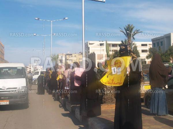 سلسلة بشرية  لنساء ضد الانقلاب ببورسعيد