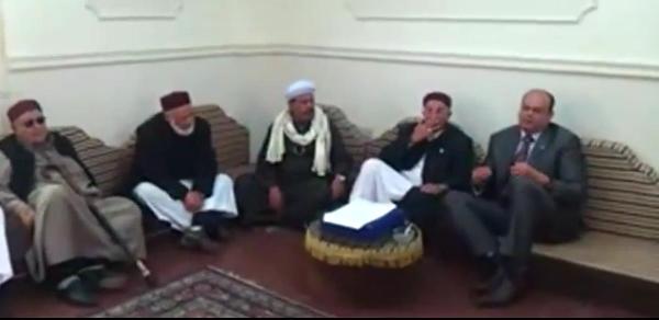 فيديو..مدير المخابرات الحربية يتذلل لمشايخ مطروح