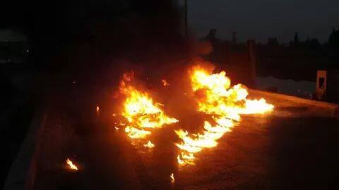 بالفيديو| أهالي حوش عيسى يقطعون الطريق ويشعلون الإطارات