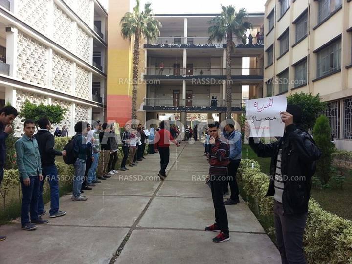 سلسلة بشرية بهندسة المنصورة للمطالبة بالإفراج عن المعتقلين