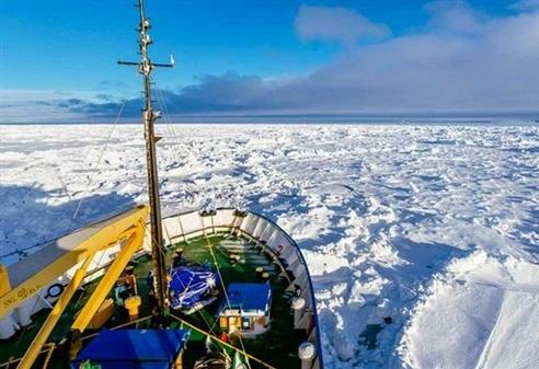 إجلاء ركاب سفينة روسية محاصرة وسط الجليد