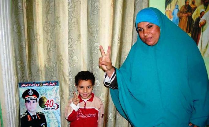 صاحبة “شت يور ماوس أوباما”: بعد وقوفي مع الجيش ابني يضرب بالنار