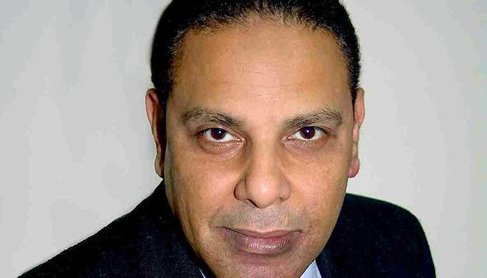 علاء الأسواني: بعض المثقفين يمارسون النضال الآمن اللذيذ