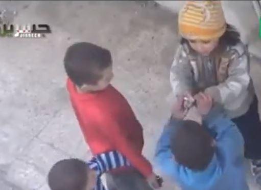 بالفيديو| أطفال سوريون يتقاسمون قطعة خبز