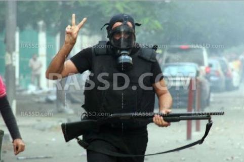 الشرطة تفرق جنازة شهيدين السويس بقنابل الغاز