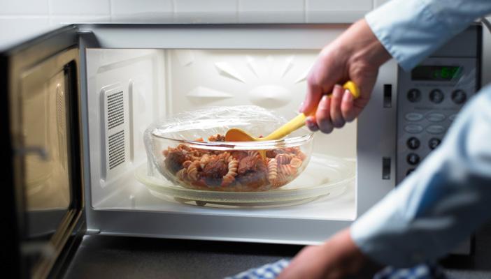 احذري وضع 10 أشياء في فرن الميكروويف