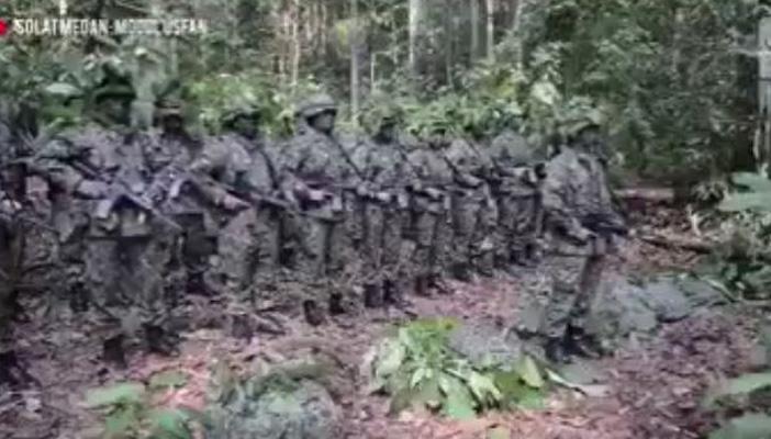 بالفيديو.. جنود الجيش الماليزي يؤدون صلاة الخوف المشروعة في القرآن