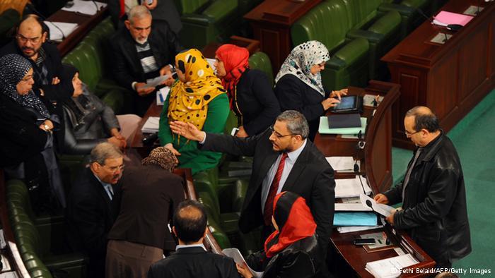 دستور تونس يلزم قوات الجيش والشرطة بـ”الحياد التام”