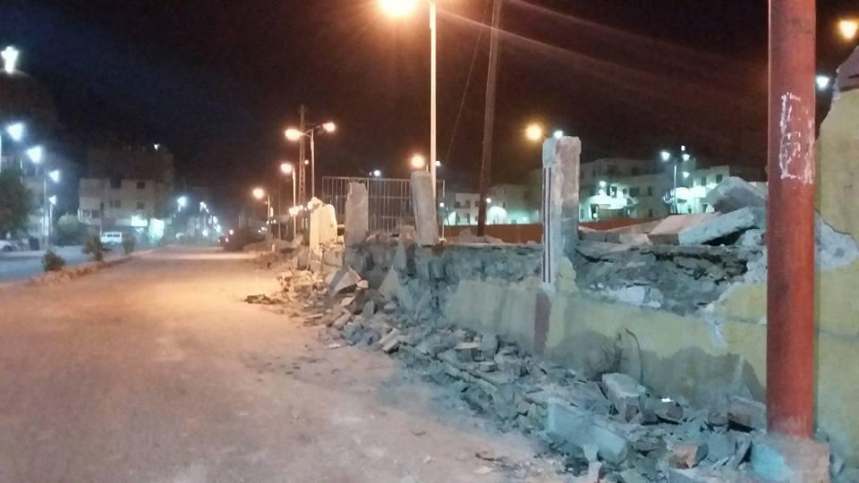 بالصور.. هدم سور السكة الحديد بالأقصر رغم بنائه منذ عام