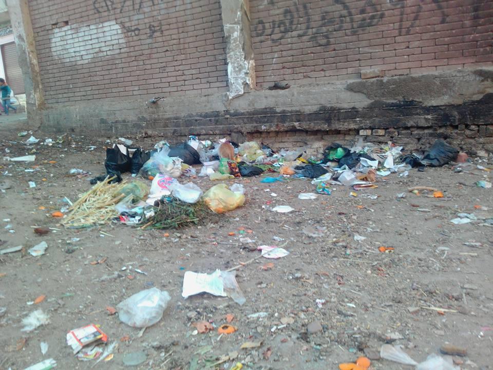 بالصور.. أكوام القمامة تعكس إهمال الحكومة في مدينة سنورس بالفيوم