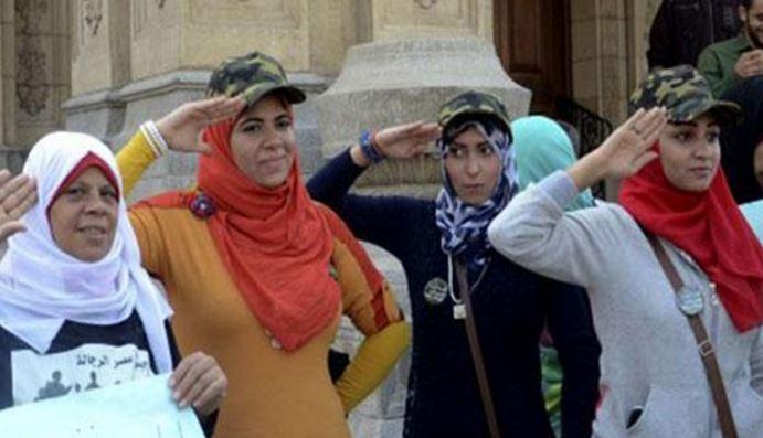 مواقع التواصل تسخر من تجنيد الفتيات.. ومغردون: ينفعوهم في عمايل الكحك