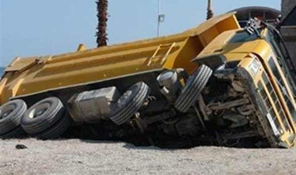 انقلاب سيارة محملة بغاز “الصب” على طريق سوهاج