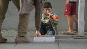 “عمر” طفل تركي في التاسعة.. يعزف في الشوارع ليعول أسرته