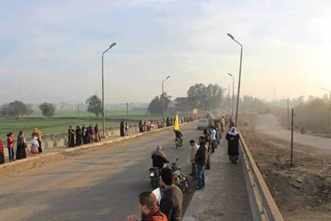 سلاسل بشرية على طريق فاقوس-الصالحية رفضا لدستور العسكر