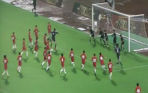 فيديو..لاعبان دوليان يهزمان 55 طفلا بمباراة كرة قدم